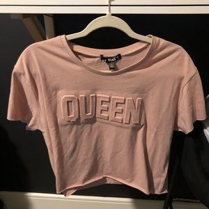 Graphic Queen fitted crop top